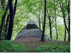 Dolmen_pyramid_in_Mamed_canyon