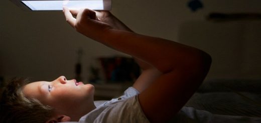 مطالعه به وسیله تبلت‌ها در آخر شب بر روی کیفیت خواب شما تأثیر می‌گذارد