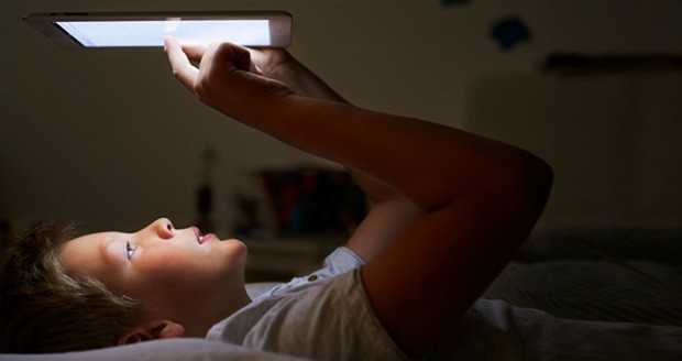 مطالعه به وسیله تبلت‌ها در آخر شب بر روی کیفیت خواب شما تأثیر می‌گذارد