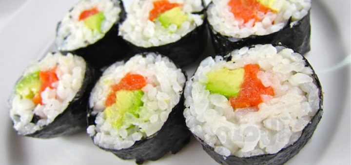 سوشی سالمون و آواکادو