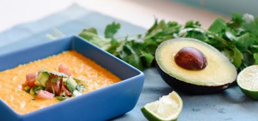 سوپ با سالسای آووکادو