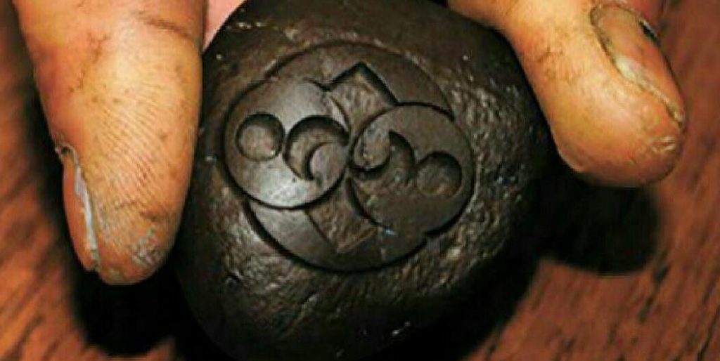 سنگی منقوش به علائمی عجیب