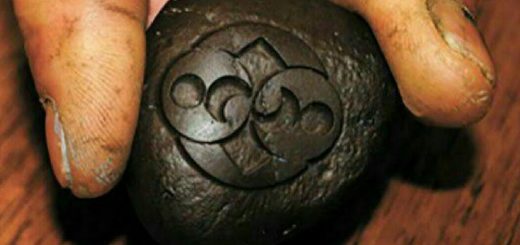 سنگی منقوش به علائمی عجیب