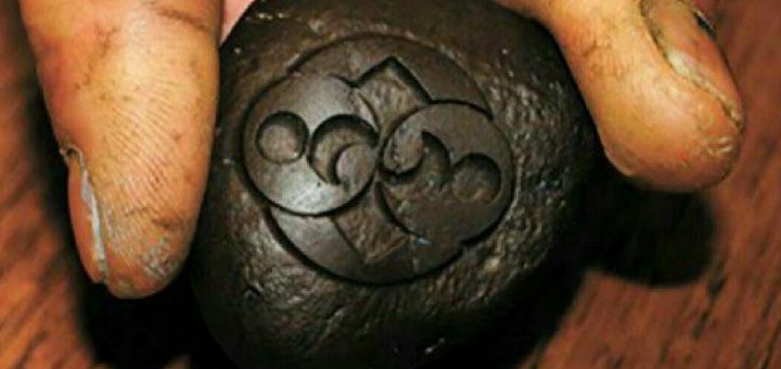 سنگی منقوش به علائمی عجیب
