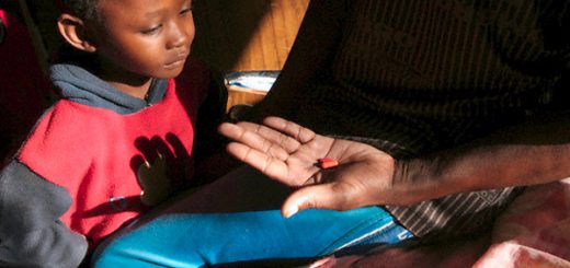 ایتبلنگ گاوسودیوه، مبتلا به ایدز، داروهای پیش‌گیرانه‌اش را به فرزند خود نشان می‌دهد. آن‌ها ساکن حومه گابورون، پایتخت بوتسوانا هستند؛ و هرچند که والدین هر دو به ایدز مبتلا شده‌اند، اما هیچ‌کدام از پنج فرزندشان به این بیماری مبتلا نیست / رویترز.