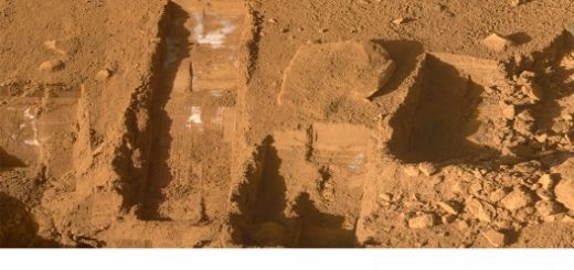 – حفاری‌های کم‌عمق و متعدد مریخ‌نشین «فونیکس» در سال ۲۰۰۸، نشان از وجود لکه‌های سفیدرنگی در عمق تقریباً دو سانتیمتری سرزمین‌های قطبی این سیاره می‌داد که با سرعتی بیش از آنچه از یک یخ دی‌اکسید کربن انتظارش می‌رود، تصعید می‌شدند. بررسی‌های بعدی، گمانه‌ی «یخ‌آب» بودن‌ این لکه‌ها را تأیید کرد و لذا این نخستین تماس مستقیم بشر با آب فرازمینی بود. یافته‌‌ی اخیر ژئوشیمیدانان بریتانیایی در اعماق معدن کانادایی می‌تواند بسا که هیجان کشف «حیات» فرازمینی را در پی داشته باشد؛ چراکه نه‌تنها این آب، بالغ بر 1 میلیارد سال با هیچ محیطی تماس پیدا نکرده، بلکه احتمال وجود حیات تک‌یاخته‌ای هم در آن می‌رود.