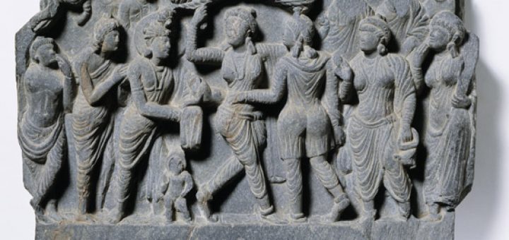 سنگ‌نگاره‌ای که نشان از لحظه تولد بودا می‌دهد. در این سنگ‌نگاره، مادر بودا را در مرکز طرح می‌بینیم که به شاخه درختی آویخته؛ درختی که تیم باستان‌شناسان انگلیسی احتمال می‌دهند آن را شهر لومبینی نپال یافته‌اند / Victoria and Albert Museum