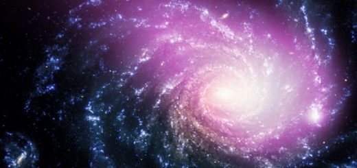 تصاویر تلسکوپ‌های پرتو ایکس چاندرا (به رنگ صورتی) و VLT (به رنگ آبی) از کهکشانی NGC ۱۲۳۲ در فاصله ۶۰ میلیون سال نوری از ما. گاز داغی که در تصاویر چاندار متمایز شده، احتمالاً حاصل یک تصادف کیهانی‌ست / NASA/CXC/Huntingdon Inst. for X-ray Astronomy/G. Garmire، Optical: ESO/VLT