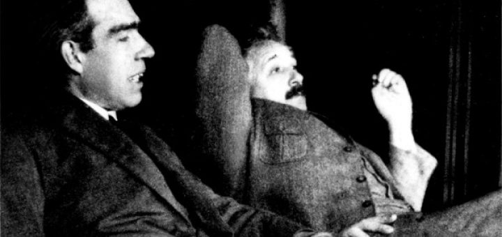 نیلز بور و آلبرت اینشتین در جریان مباحثاتشان در منزل پاول ارنفست (فیزیکدان اتریشی) در شهر لیدن هلند؛ مربوط به ۱۱ دسامبر ۱۹۲۵ / عکس از پاول ارنفست