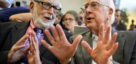 پیتر هیگز (راست) و فرانسیس انگلرت، طی نخستین ملاقات‌شان در نشست چهارم ژولای ۲۰۱۲ در مقر مرکز تحقیقات هسته‌ای اروپا (CERN)