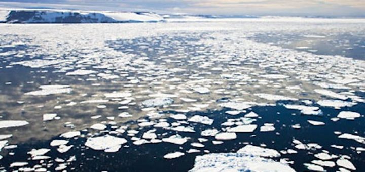 آب شدن یخ‌های قطبی و بالا آمدن سطح دریاها از عوارض تغییرات آب و هوایی است