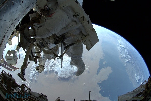 ران گاران حین راهپیمای فضایی بر فراز بخشی از آبهای خلیج فارس. عکس از مایکل فوسام.