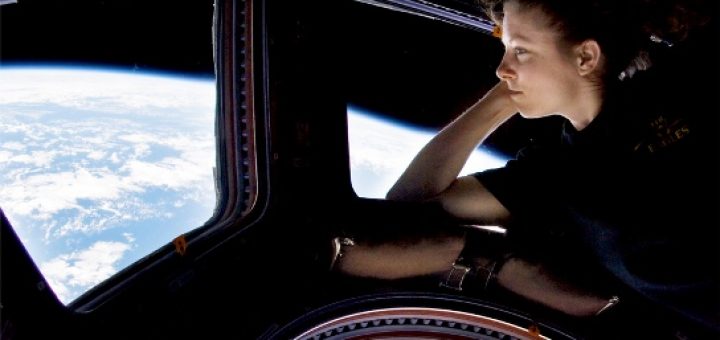 تریسی کالدْول، فضانورد مأموریت اکسپدیشن-۲۴، از پشت پنجره اتاقک کاپولا به زمین می‌نگرد .