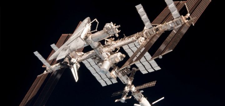 نمایی از ایستگاه فضایی بین‌المللی، متّصل به شاتل فضایی ایندیور که توسط پائولو نسپولی، فضانورد مأموریت اکسپدیشن-۲۷ از درون کپسول سایوز TMA-20، پس از ترک ایستگاه، در تاریخ ۲۳ می ۲۰۱۱ گرفته شده است. با بازنشسته شدن شاتل‌ها در اواسط همان سال، کپسول‌ روسی پروگرس، کپسول‌های HTV و ATV، به ترتیب متعلق به ژاپن و اتحادیه اروپا، و همچنین کپسول‌های ترابری بخش خصوصی ایالات متحده (همچون «دراگون» و «سیگنوس»)، کار حمل بار و آذوقه به ایستگاه را به عهده گرفتند. کپسول روسی سایوز نیز همچنان به‌عنوان تنها راه ارتباطی فضانوردان و ایستگاه استفاده می‌شود.