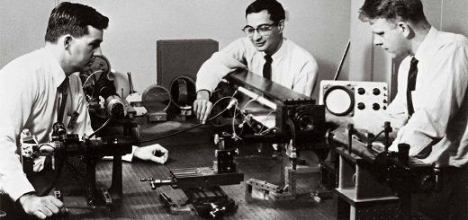 از چپ به راست: دان هریوت، علی جوان، و ویلیام بنت در کنار دستگاه لیزر هلیوم-نئونی