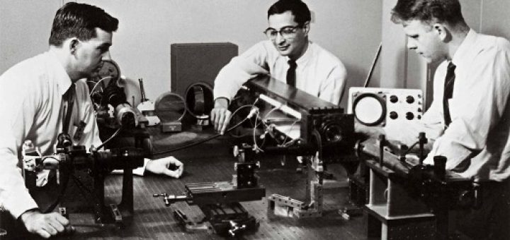 از چپ به راست: دان هریوت، علی جوان، و ویلیام بنت در کنار دستگاه لیزر هلیوم-نئونی