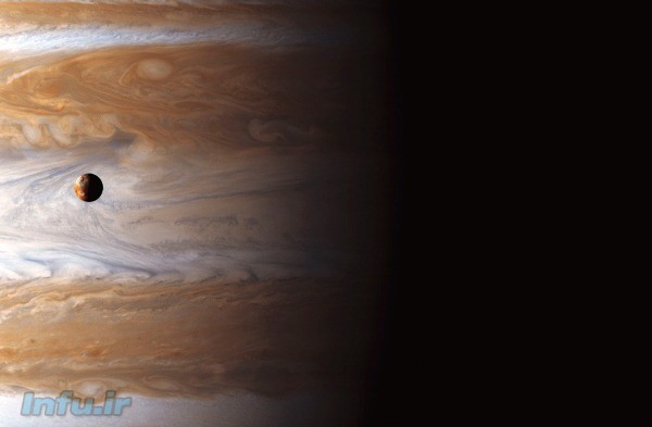 قمر آتشفشانی «یو» در برابر بخشی از سیاره مشتری و طوفان‌های گسترده آن؛ در نور مرئی، از دید کاوشگر کاسینی / ناسا