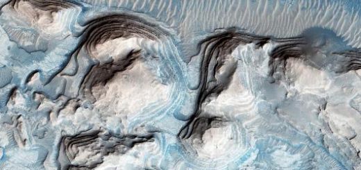 لایه‌بندی‌های رسوبی ناحیه‌ای از دشت Arrabia Terra، از دید ماهواره تجسّسی مریخ. این دشت از جمله مناطقی است که تیم رودریگز احتمال حضور آبرفت‌های سیلابی ناشی از سونامی‌های کهن مریخ را در آن می‌دهند / NASA / دانشگاه آریزونا