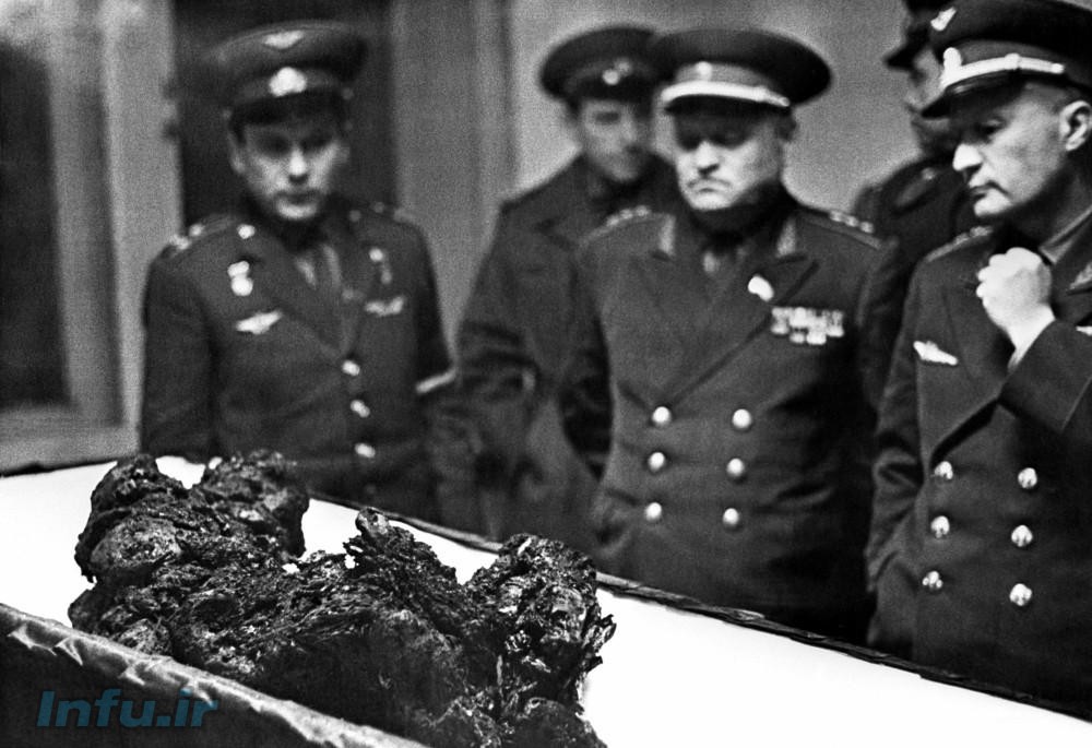 بقایای جسد ولادیمر کمارف، نخستین قربانی فضا، در برابر افسران علی‌رتبه شوروی سابق