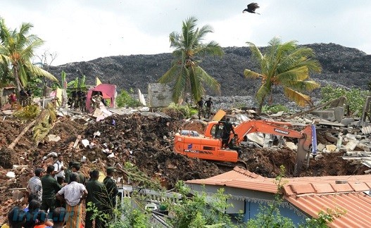 ساکنان منطقه آسیب دیده عمدتاً در حلبی‌آبادهای اطراف این کوه زباله ۹۱ متری زندگی می‌کردند