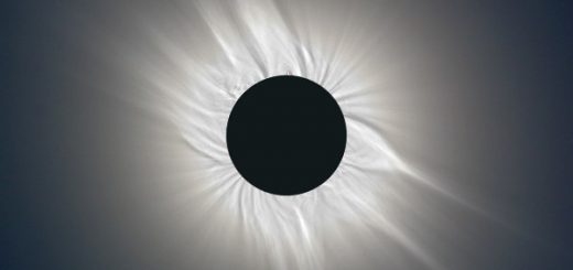 نمایی از یک خورشیدگرفتگی کلی در نور مرئی. هاله درخشان پیرامون خورشید، جو فوقانی آن – موسوم به «تاج خورشید» – است که دمای آن به طرز معمابرانگیزی بالغ بر ۱۶۰ برابر دمای سطح خورشید است / عکس از کوئن ون‌گورپ