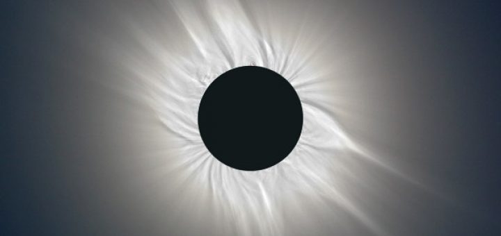 نمایی از یک خورشیدگرفتگی کلی در نور مرئی. هاله درخشان پیرامون خورشید، جو فوقانی آن – موسوم به «تاج خورشید» – است که دمای آن به طرز معمابرانگیزی بالغ بر ۱۶۰ برابر دمای سطح خورشید است / عکس از کوئن ون‌گورپ