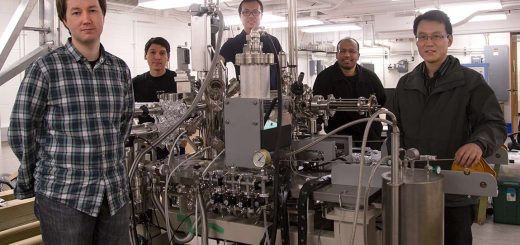 گروهی از محققین بین‌المللی دانشگاه پرینستون، که به موفق به کشف فرمیون‌های وایل از طریق تأسیسات فوق، در بلورهای آرسنید تانتال شده‌اند / عکس از دنیل آلیو