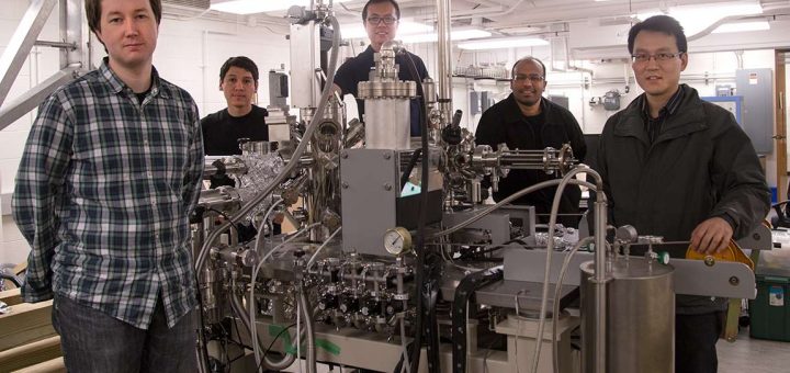گروهی از محققین بین‌المللی دانشگاه پرینستون، که به موفق به کشف فرمیون‌های وایل از طریق تأسیسات فوق، در بلورهای آرسنید تانتال شده‌اند / عکس از دنیل آلیو