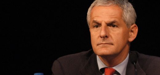 یوپ لانگه: «اگر ما می‌توانیم کوکا کولا و آبجو را به هر گوشه دورافتاده از آفریقا صادر کنیم، فرستادن داروهای مبارزه با ایدز غیرممکن نیست.»