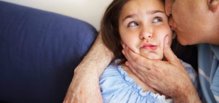 چرا لازم نیست کودک به آغوش دیگران برود؟