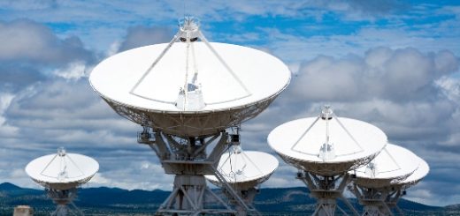 بخشی از رادیوتلسکوپ‌های آرایه VLA، واقع در صحرای نیومکزیکو / دایره‌المعارف ویکی