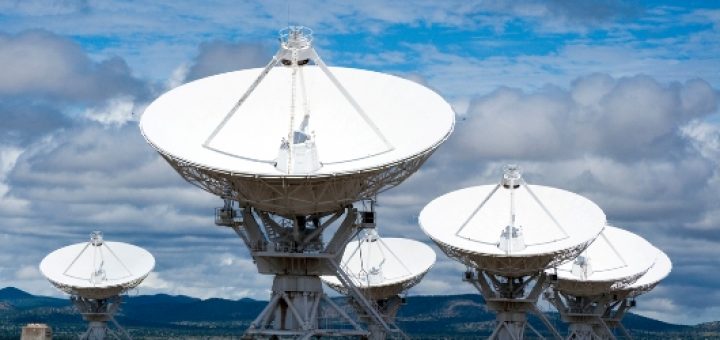 بخشی از رادیوتلسکوپ‌های آرایه VLA، واقع در صحرای نیومکزیکو / دایره‌المعارف ویکی