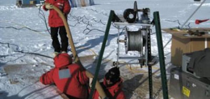 پژوهشگران، در حال نمونه‌گیری از یخ‌های جنوبگان/ منبع: بنیاد ملی علوم ایالات متحده (NSF)