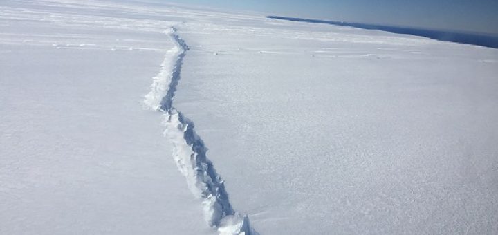 اکنون تنها یک اتصال ۲۰ کیلومتری از شناور شدن این توده یخی پنج هزار کیلومتر مربعی جلوگیری کرده است/ عکس از وب‌سایت NASA