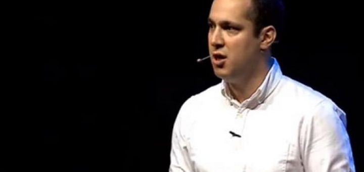 کاوه مدنی فارغ التحصیل مهندسی عمران دانشگاه تبریز است. او تحصیلات خود را در رشته اقتصاد محیط زیست در دانشگاه کالیفرنیا و فلوریدای مرکزی ادامه داد و اکنون مدرس ارشد در رشته مدیریت آب در امپریال کالج لندن است.