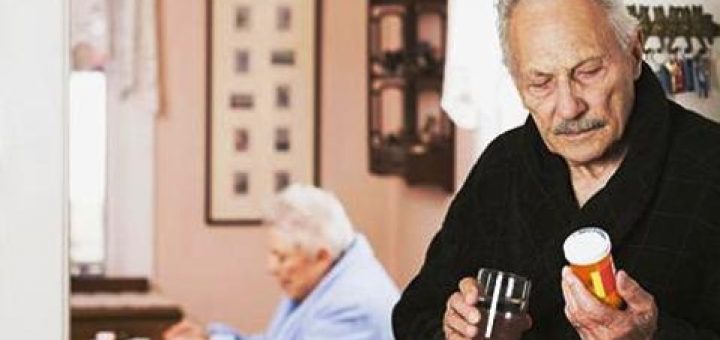 مدیر برنامه دارو‌شناسی برای سالمندان در دانشگاه داروسازی واشنگتن، به درمانگران توصیه می‌کند به طور منظم بیمارانی را که داروهای آنتی‌کولینرژیک مصرف می‌کنند برای نشانه‌های فراموشی ارزیابی کنند.