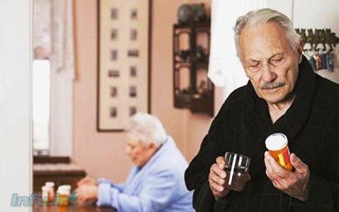 مدیر برنامه دارو‌شناسی برای سالمندان در دانشگاه داروسازی واشنگتن، به درمانگران توصیه می‌کند به طور منظم بیمارانی را که داروهای آنتی‌کولینرژیک مصرف می‌کنند برای نشانه‌های فراموشی ارزیابی کنند.