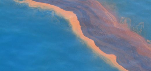 نمای هوایی از لکه‌های نفتی در دریا