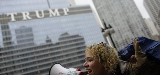 معترضان هنگام عبور از هتل ترامپ فریاد می‌زدند: «شرم بر تو!» – عکس: AFP