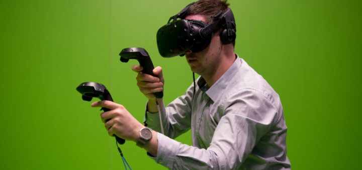 یکی از بازدیدکنندگان کنگره در حال آزمایش «واقعیت مجازی»