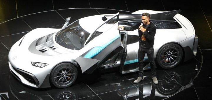 لوئیس همیلتون راننده فرمول یک، در کنار مرسدس ای‌ام‌جی پروژه یک، در نمایشگاه فرانکفورت