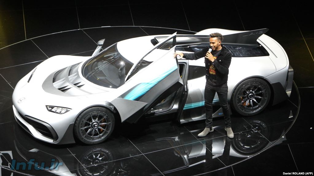 لوئیس همیلتون راننده فرمول یک، در کنار مرسدس ایامجی پروژه یک، در نمایشگاه فرانکفورت