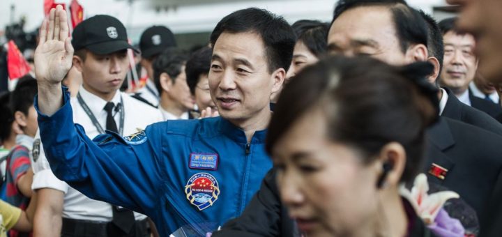 جینگ هایپنگ در این تصویر در فرودگاه هنگ‌کنگ دیده می‌شود