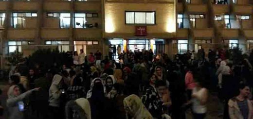 تجمع مردم ارومیه پس از وقوع زلزله در بیرون از خانه‌ها