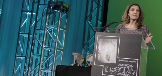 پردیس ثابتی به هنگام دریافت نخستین جایزه سالانه «نبوغ آمریکایی» مجله اسمیتسونین در سال ۲۰۱۲