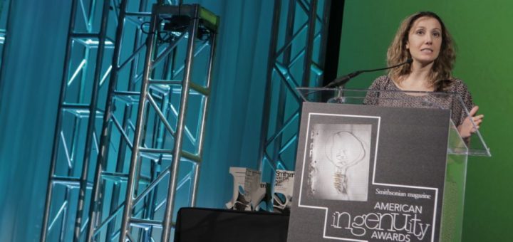 پردیس ثابتی به هنگام دریافت نخستین جایزه سالانه «نبوغ آمریکایی» مجله اسمیتسونین در سال ۲۰۱۲