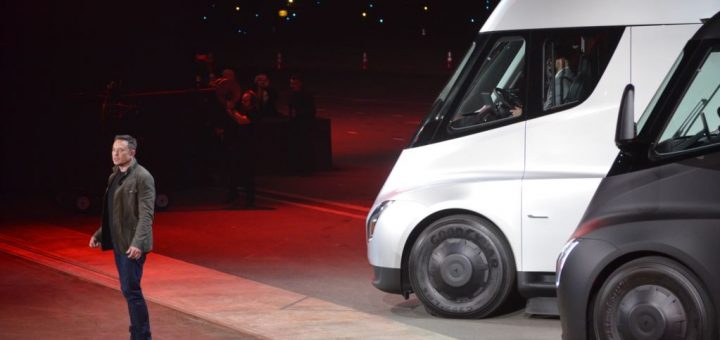 مدیر عامل تسلا در کنار دو کامیون برقی این شرکت