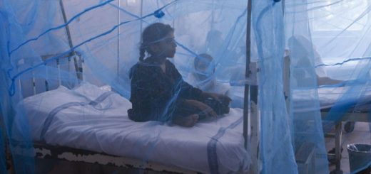 دختری مبتلا به تب دنگی در لاهور