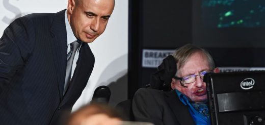 استیون هاوکینگ و سرمایه‌گذار روس یوری میلنر