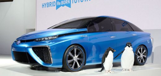 Toyota FCV که سوختش هیدروژن است و آب از اگزوز آن خارج می‌شود